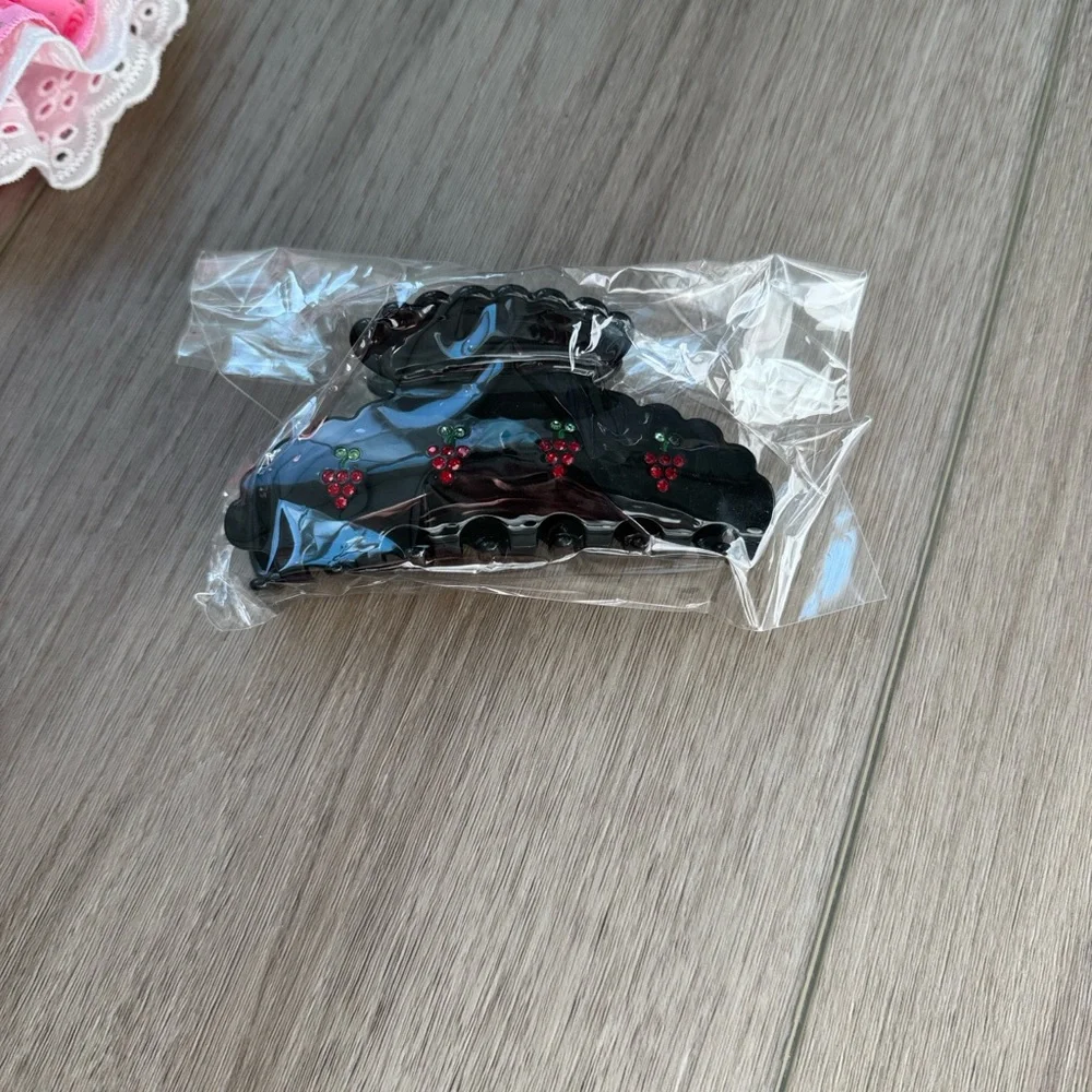 Strawberry Milk Mob Claw Clip - Picture 2 of 2